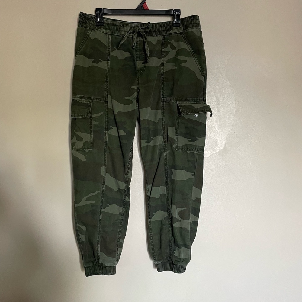Women’s Abercrombie large camo cargo joggers